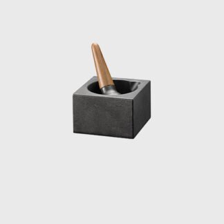Mortier « CUBIC » en fonte et son pilon avec manche en noyer
