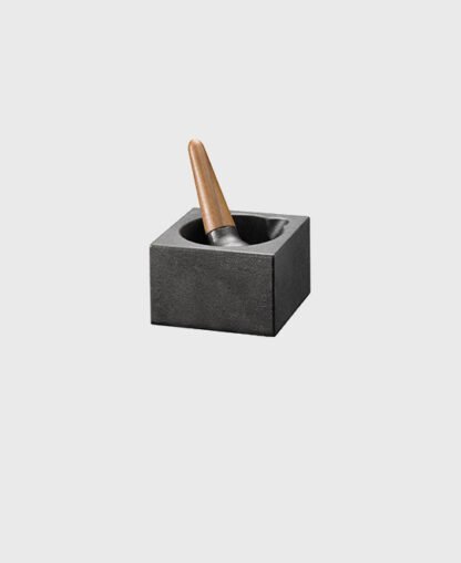 Mortier « CUBIC » en fonte et son pilon avec manche en noyer